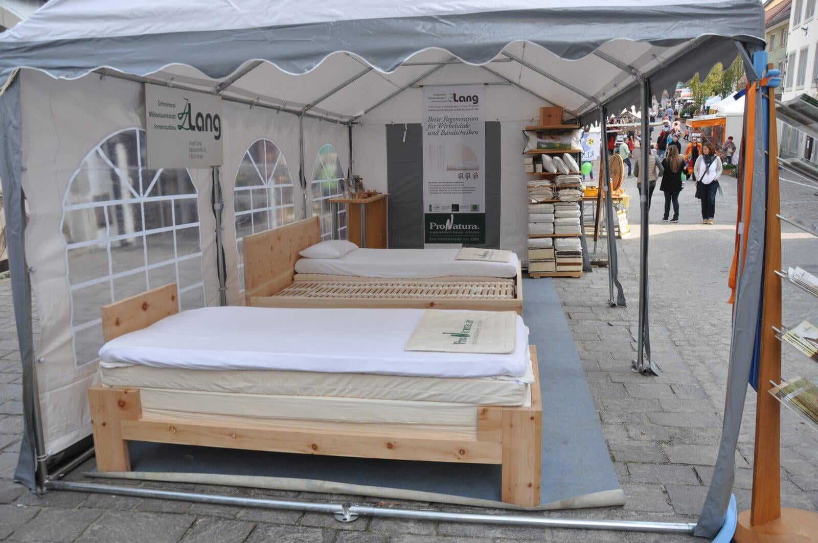 Ausstellungspräsentation von den Schlafsystemen von ProNatura im Zelt auf dem Ökomarkt in Engen